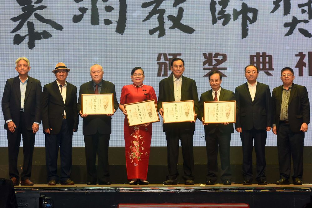 沈慕羽教师奖 4人膺殊荣